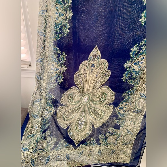 Delicate in nature yet bold in style. Blue shawl/scarf/poncho - Picture 3 of 9